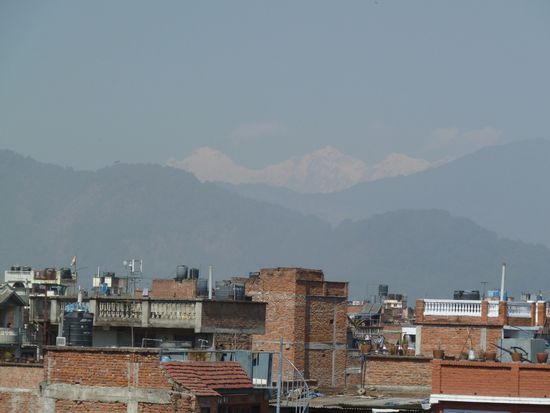 Aussicht von der Terrasse. Im Hintergrund kann man den Langtang Himalay erkennen.