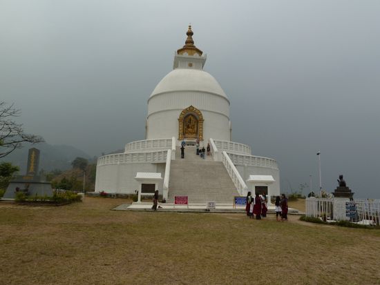 Stupa, man kann das schlechte Wetter erahnen.