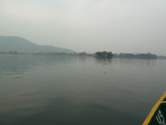 Eine ruhige Bootsfahrt über den See.