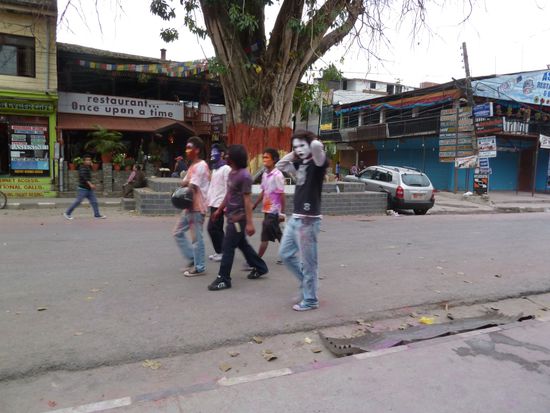 Happy Holi, achtet auf die Köpfe und die Kleider.