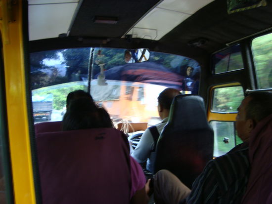 Fahrt mit offener Tuer im gelben Bemo (Bus)