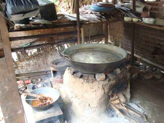 Hier wird der Kokosnektar gekocht