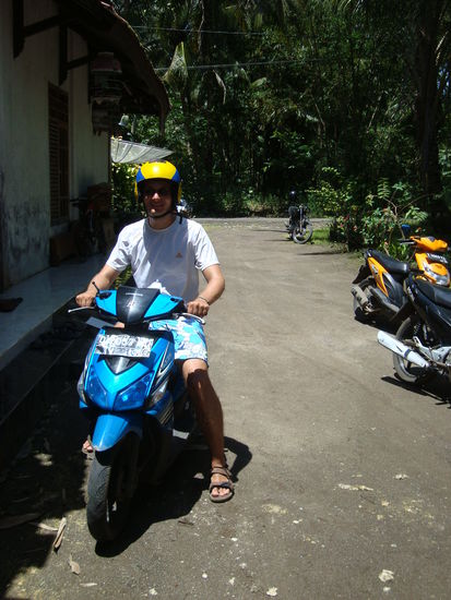 Auf gehts mit dem Roller ohne Tacho. Braucht man hier eh nicht. Die Hupe ist viel wichtiger 