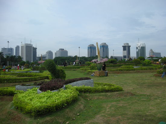 Bunga Raflafsia - die grösste Blume der Welt - zum Glück nur aus Stein, da der Gestank nicht auszuhalten ist