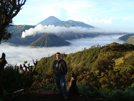 Der rauchende Bromo im Hintergrund