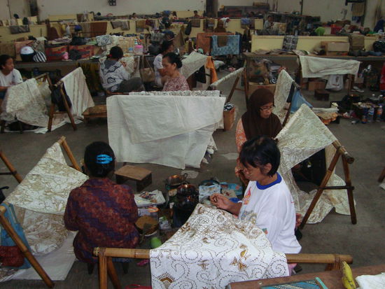 Der Batikstoff wird mit Wachs handbemalt