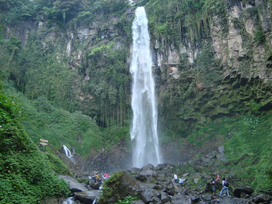 100m hoher Wasserfall