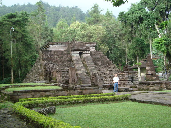 Candi Ceto sieht aus wie ein Mayatempel