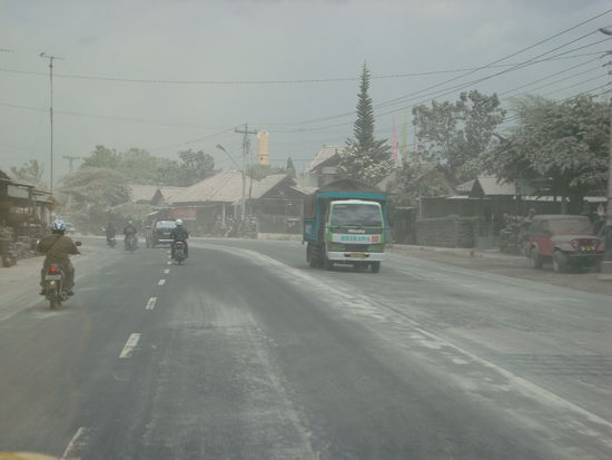 Schnee in den Tropen?
Nein! 
Das ist Vulkanasche!
