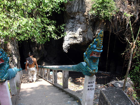 Heute gibt es eine Treppe in die Höhle runter und unten einen Buddhistischen Tempel.