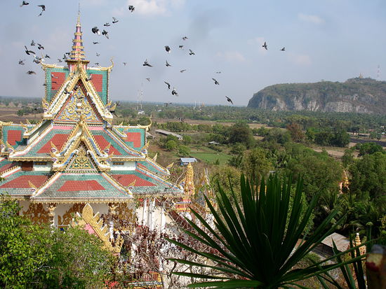Der aölte Mann klatscht neben mir in die Hände und drüben geht das wilde Geflatter los.