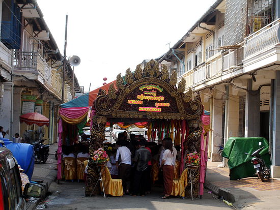 Da wird wohl auf der Straße ein Fest gefeiert?