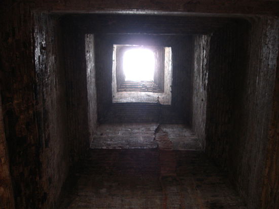 Östlicher Mebon - Alle Tempeltürme in die ich reinschauen konnte sind oben offen.