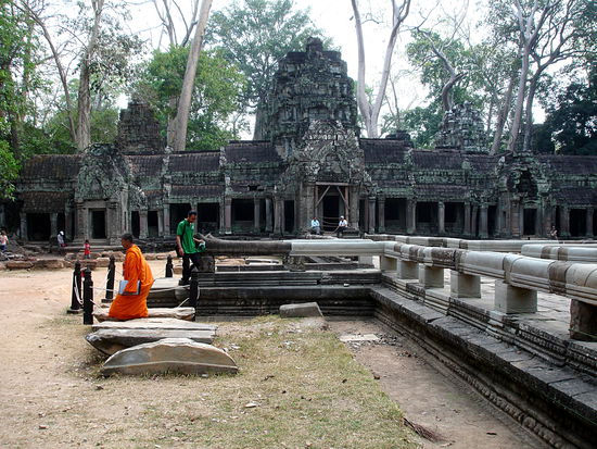 Der Westeingang voln Ta Prohm wird zur Zeit wiederhergestellt.