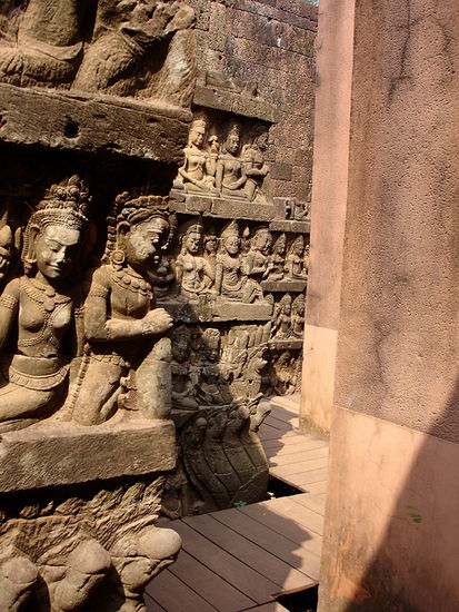 Die Elefantenterasse endet mit der "Terasse des Leprakönigs" um die herum so etwas wie ein Geheimgang führt der von vorne nicht zu sehen ist, sondern nur von oben und von der Seite.