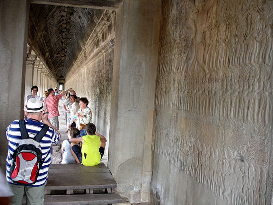 Angkor Wat - die gesamte 800 Meter lange Tempelmauer ist mit Flachreliefs bedeckt.