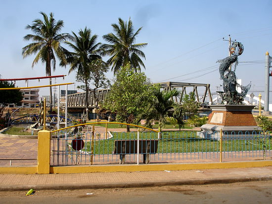 kleine Grünanlage am Fluß