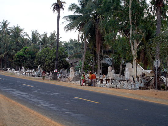Und wieder geht es durch das Steinmetzdorf