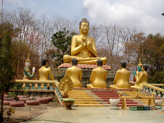 Und der "Buddhapark" zwischen den beiden Hügeln