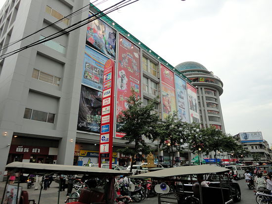 Soraya Shopping Center - das größte Kaufhaus Kambodschas. Ob es mit der Busgesellschaft zusammenhängt? Keine Ahnung, könnte aber sein.