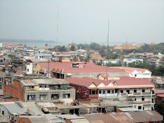 Im Hintergrund wieder der Tonle Sap, hinten rechts das Nationalmuseum und dahinter der Grand Palace mit etwas Phantasie zu erkennen )