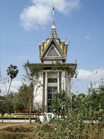 Killing Fields - Monument mit 7 Etagen Gebeine