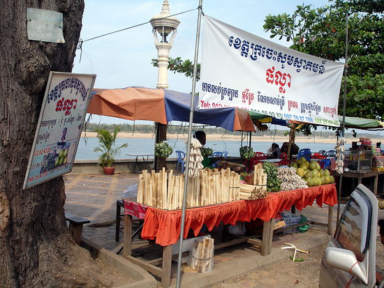 Klebreis in Kokosmilch gekocht mit braunen Bohnen. Das ganze wird in Bambusrohren abgefüllt verkauft. Die bricht man auf und holt den Reis mit den Fingern heraus. Schmeckt recht gut und wir auch in Nordthailand und Laos gegessen.