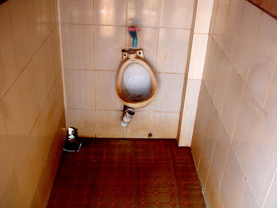 Typische Toilette auf einer Raststätte unterwegs. Danebenzielen macht auch nichts.
Die nebenann sieht übrigens genauso aus.