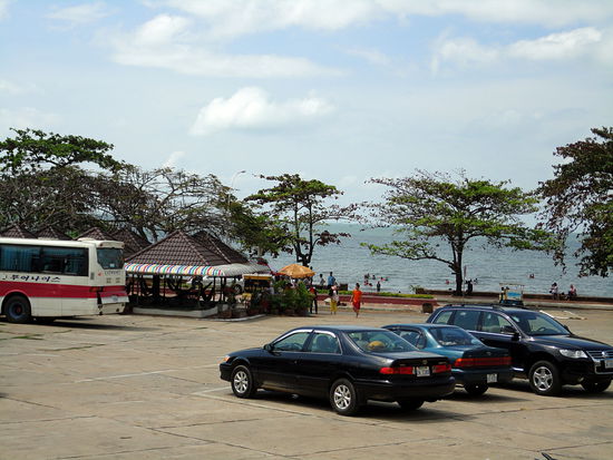 Zentraler Platz in Kep wo auch die Überlandbusse anhalten.