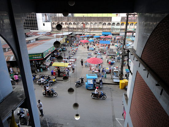 Blick von meinem zweiten Stock nach vorne auf den Nachtmarkt der gerade aufgebaut wird.