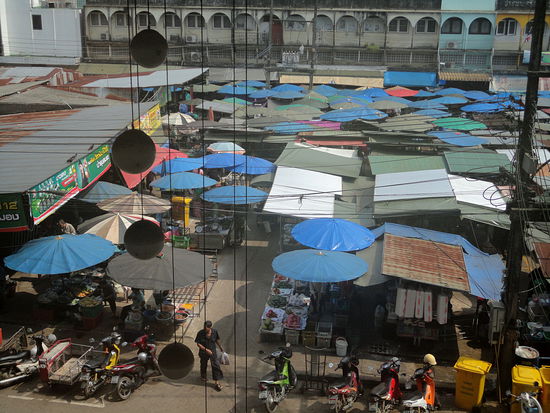 ... wird am nächsten Morgen zum ganz normalen Markt.
