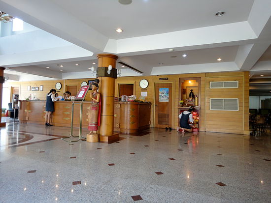 Warten in der Lobby während der Hausaltar gerichtet wird.