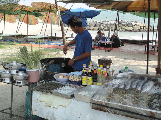 Seafoodrestaurant. Von denen gibt es hier einige. Leider sehr unbequem zum sitzen.