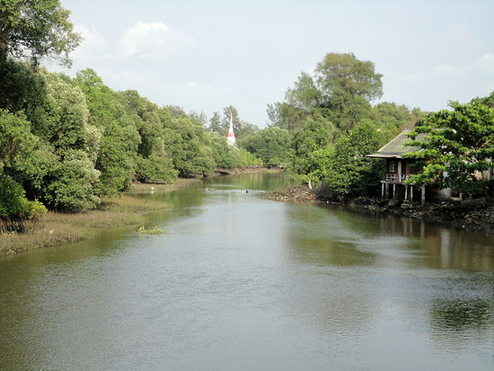 Flusslauf mit kleinem Tempel - getrennt vom Meer durch die Landzunge