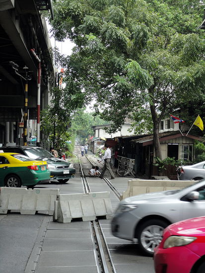 Eine stillgelegt Bahnstrecke wird als Fußgängerweg genutzt.