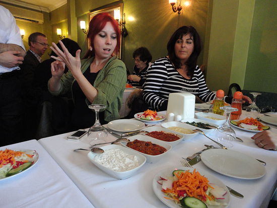 Die Mezes (Vorspeisen) werden erklärt.