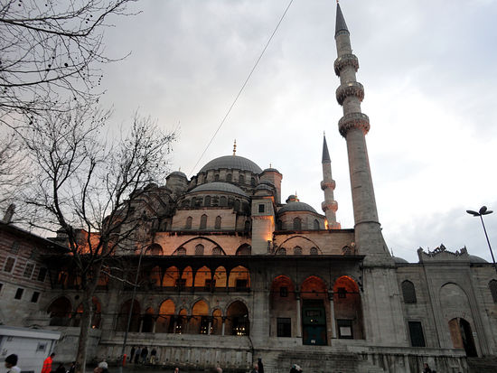 Nebenan die Yeni Cami, die "neue" Moschee