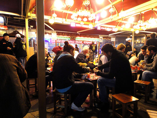 Nach dem recht kleinen Abendessen gönne ich mir einen Nachtisch. Dazu gehe ich in ein richtig tolles Kaffee das auf dem Weg vom Erbil zum goldenen Horn liegt. Hier gönne ich mir noch einen superleckeren Milchpudding mit einer Schicht aus gekochtem Kürbis mit Walnüssen oben drauf. Es gibt auch diverse Süßigkeiten und lecker Gebäck, aber damit halte ich mich zurück.