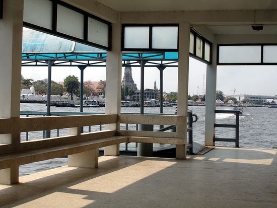 Pier Tha Ratchini mit Blick auf den Wat Arun