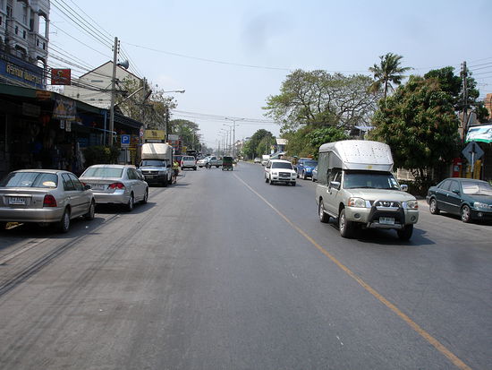 Typische Straße. Ganz am Horizont sind den Tempel.