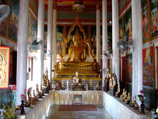 und direkt daneben der kleine Thaitempel