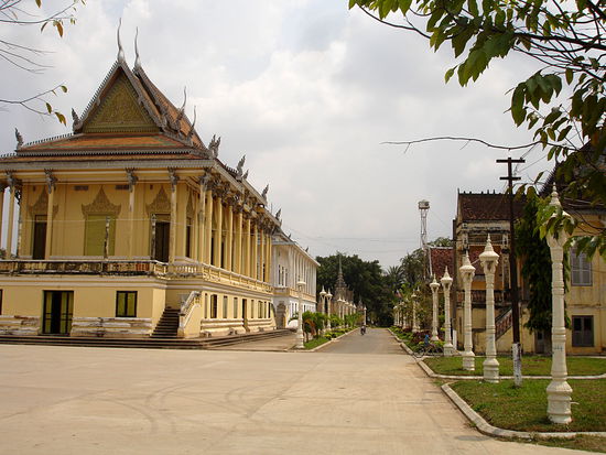 Beim Wat Bovil haben sie wohl einfach eine neue Pagode im genau gleichen Stil hinter die alte gebaut.