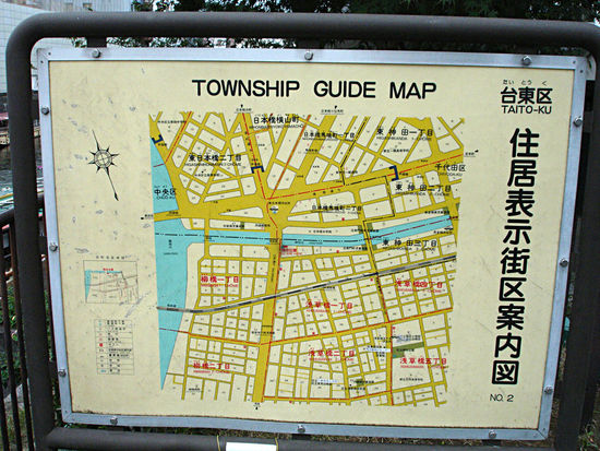 Gelegentlich findet man Stadtteilpläne die aber ohne Japanischkenntniss nur grobe Orientierung bieten.