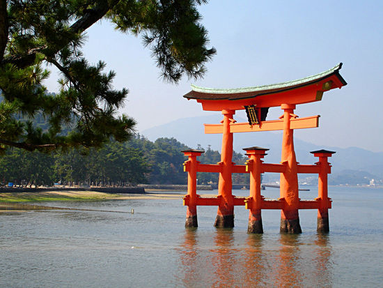Eines der Wahrzeichen Japans. Das Torii vom Itsukushima-Schrein