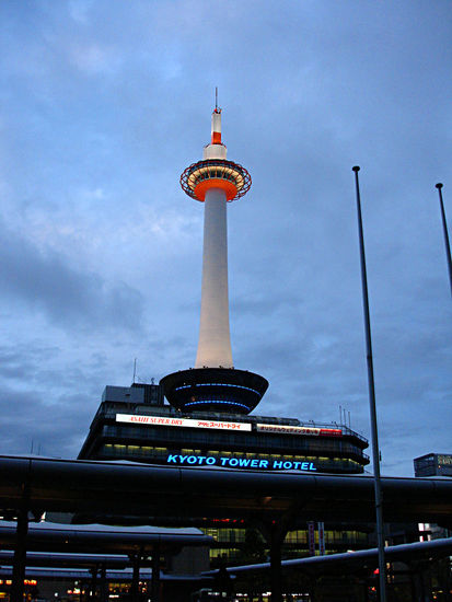Der Kyoto Tower gegenüber dem Bahnhof.