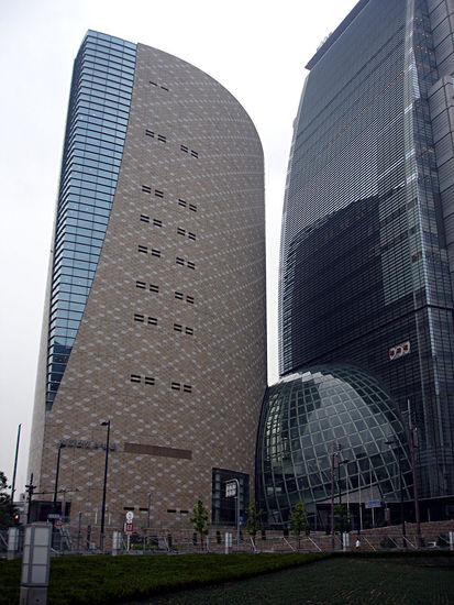 Osaka Geschichtsmuseum. Das Museum belegt aber nur die oberen drei Stockwerke.