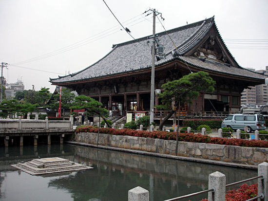 Auch in Osaka gibt es natürlich Tempel, wie hier den Shitennoji-Tempel mit Friedhof.