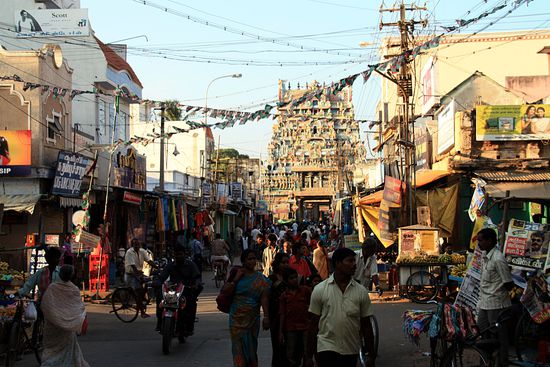 Nach dem ersten Eingangstor kommen die Marktstände