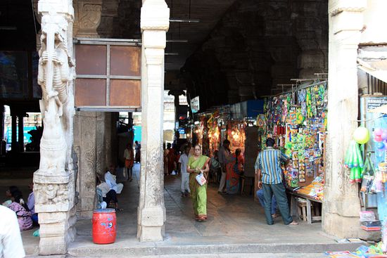 Auch im innersten Tempel wird noch Zeug verkauft.