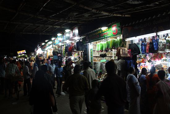 Der übliche Markt um den zentralen Tempel
